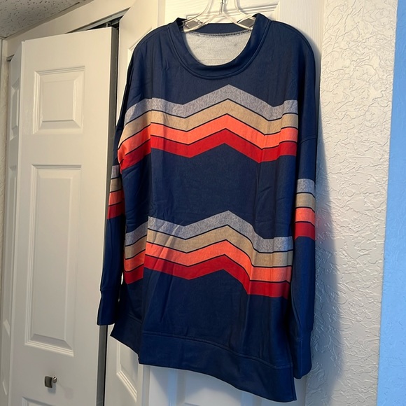 UNBRANDED XL LS WITH SLIT SIDES BLUE WITH VIBRANT COLORED DESIGN TOP - Picture 1 of 9
